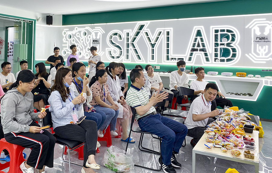 SKYLAB 2022年第一季度生日会_展厅划船，我们都是老船长